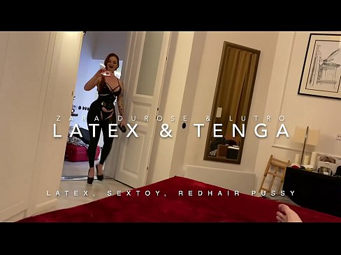 ❤️ Ngoanana e monyane ea nang le hlooho e khubelu ea apereng seaparo sa latex se kentsoeng ke ntate oa bobeli Porno ❌❤