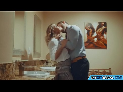 ❤️ Ha blonde e mahlahahlaha e u eka ka kamoreng ea ho phomola ea sechaba Porno ❌❤